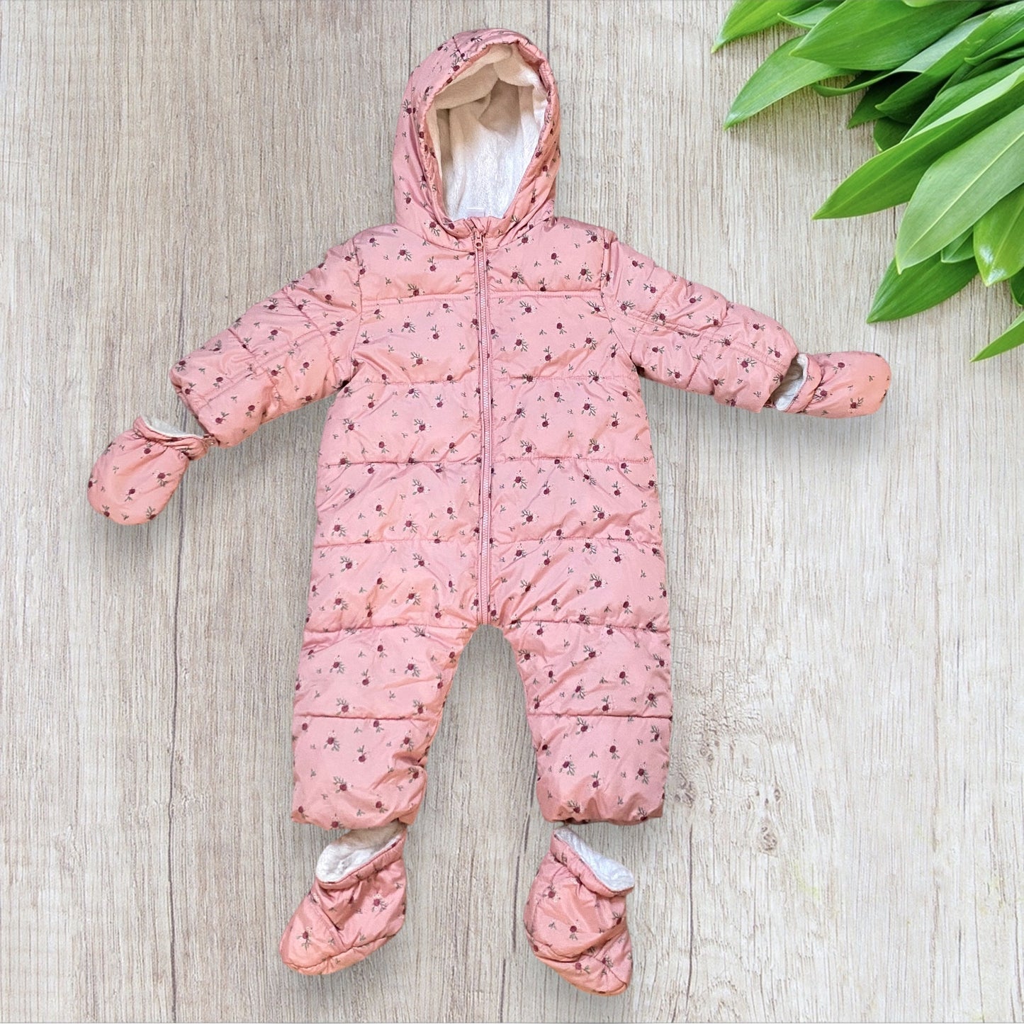Combinaison doudoune bébé fille TEX 12 mois rose fleuri avec moufles.