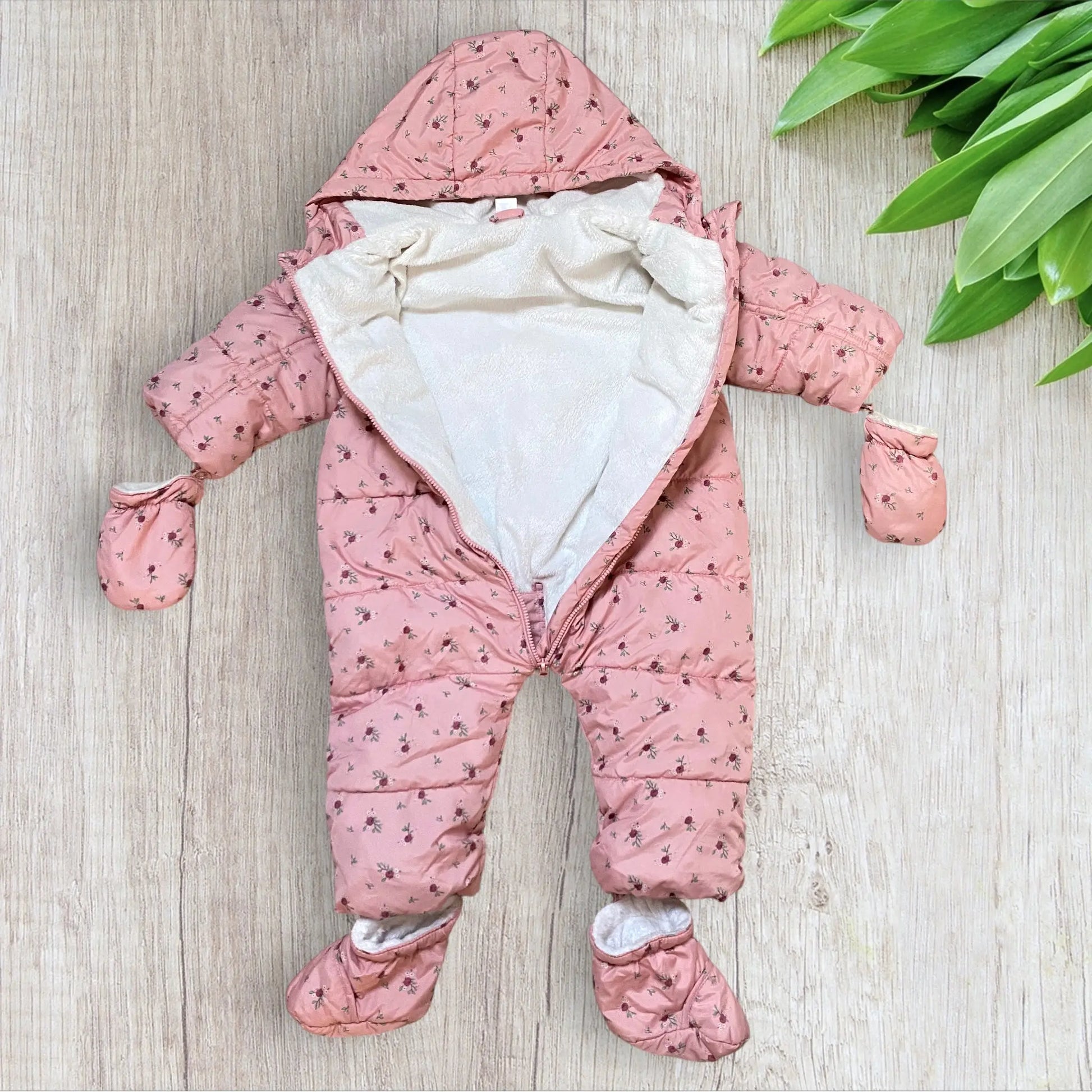 Combinaison doudoune bébé fille TEX 12 mois rose fleuri avec moufles.