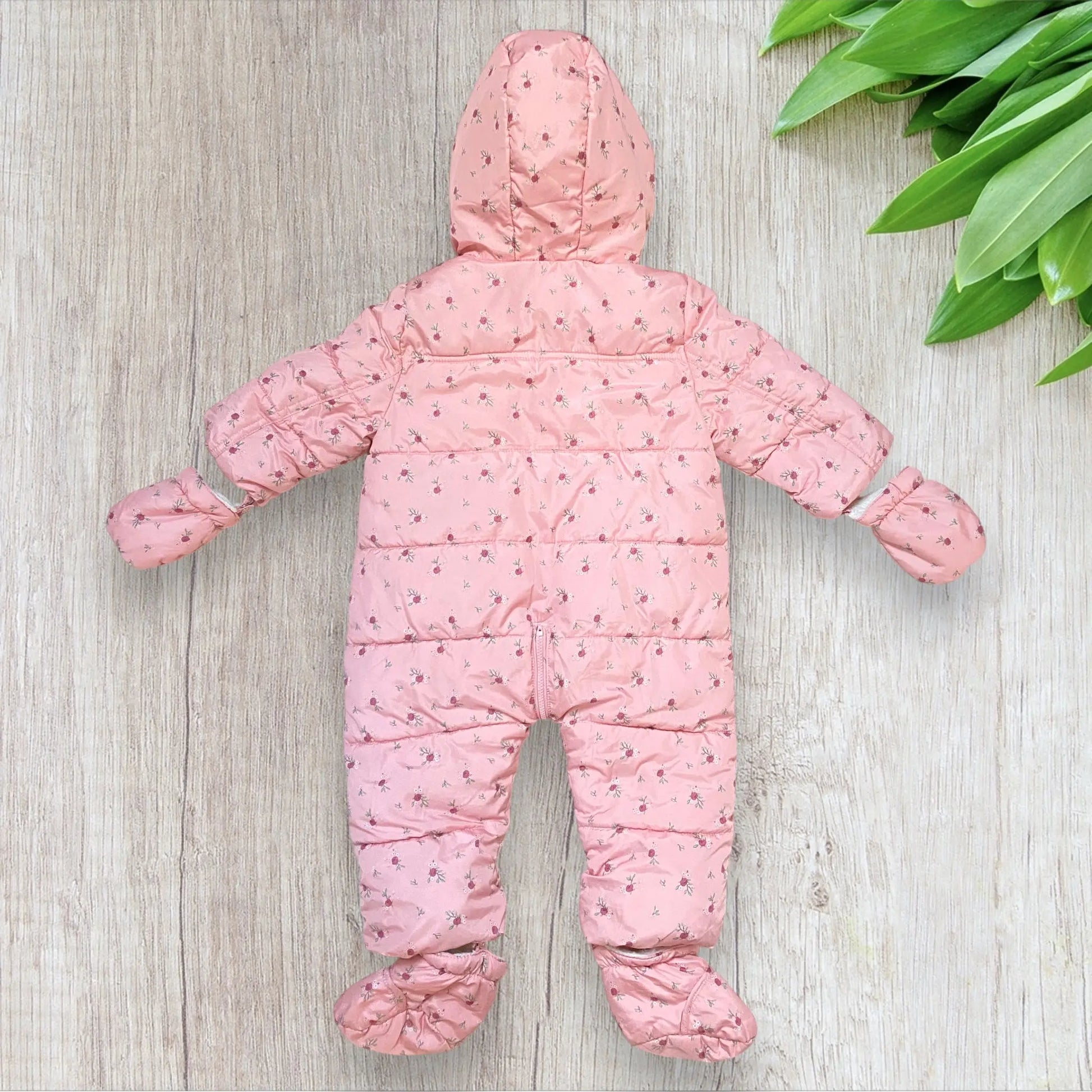 Combinaison doudoune bébé fille TEX 12 mois rose fleuri avec moufles.