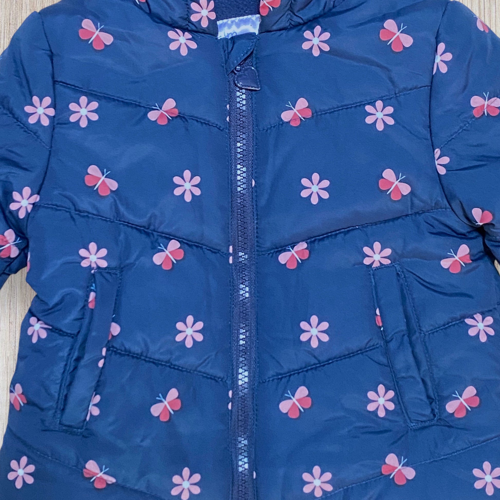 Doudoune bébé fille bleu marine à fleurs Mes Petits Cailloux 12 mois avec capuche et fermeture zippée.