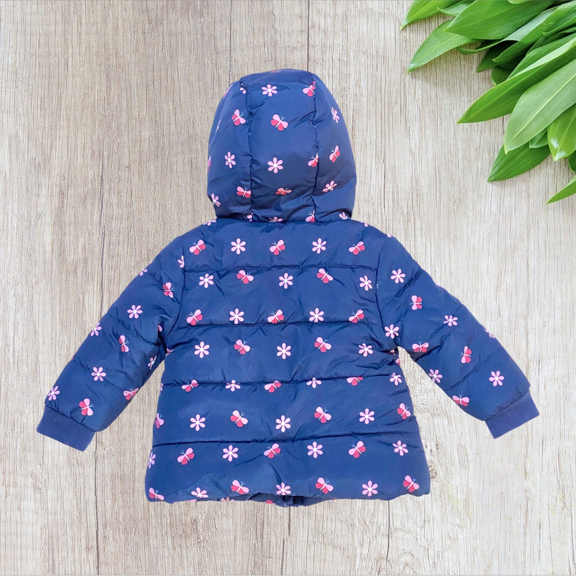 Doudoune bébé fille bleu marine à fleurs Mes Petits Cailloux 12 mois avec capuche et fermeture zippée.