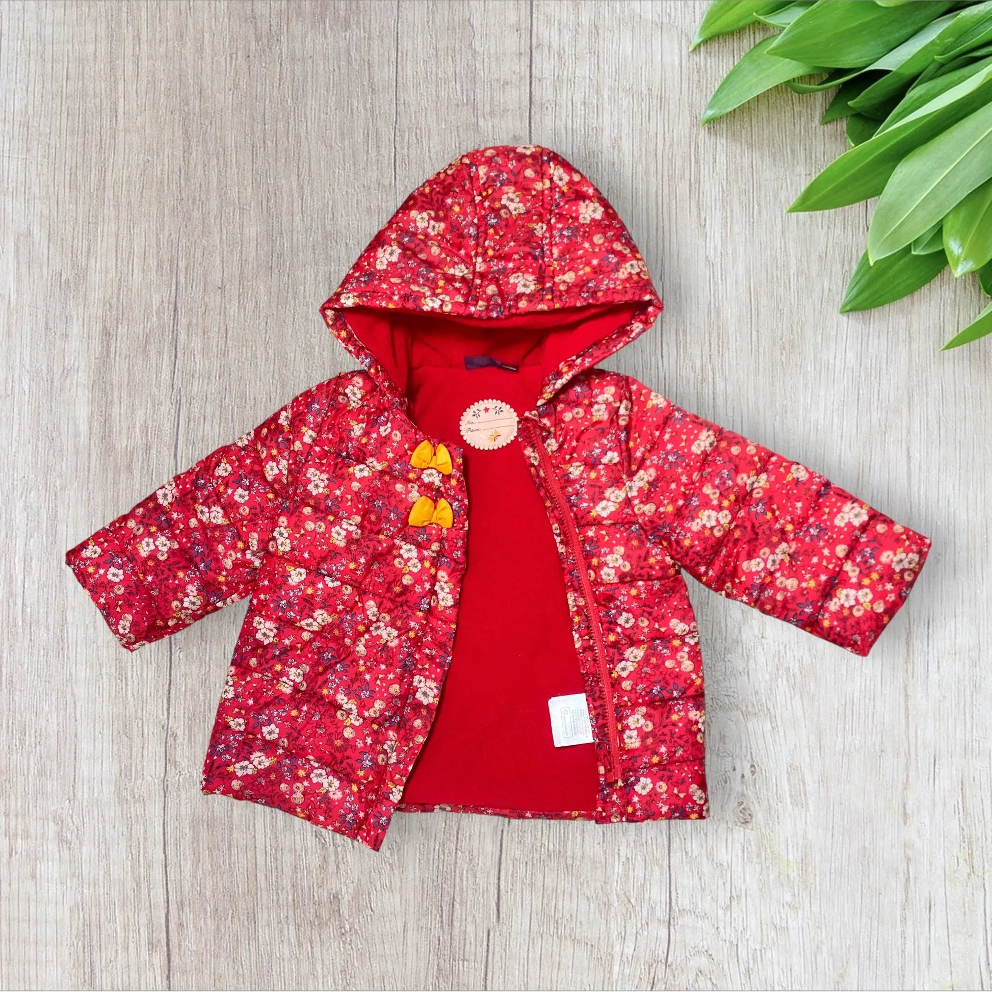 Doudoune bébé fille Sergent Major 9 mois rouge imprimé fleuri avec capuche et fermeture éclair, très bon état