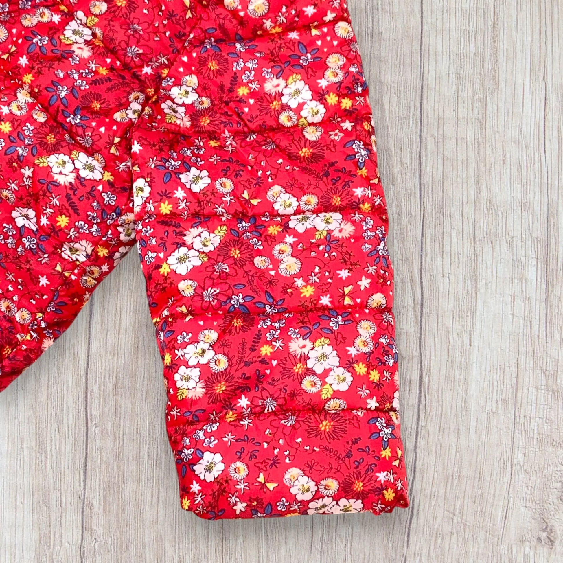 Doudoune bébé fille Sergent Major 9 mois rouge imprimé fleuri avec capuche et fermeture éclair, très bon état