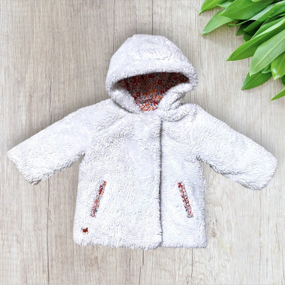 Doudoune bébé réversible Sergent Major 18 mois en fausse fourrure blanche et motif fleuri.