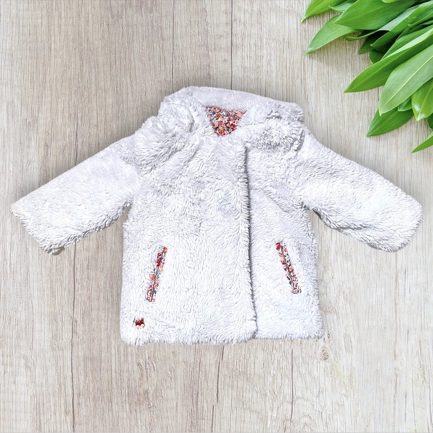 Doudoune bébé réversible Sergent Major 18 mois en fausse fourrure blanche et motif fleuri.