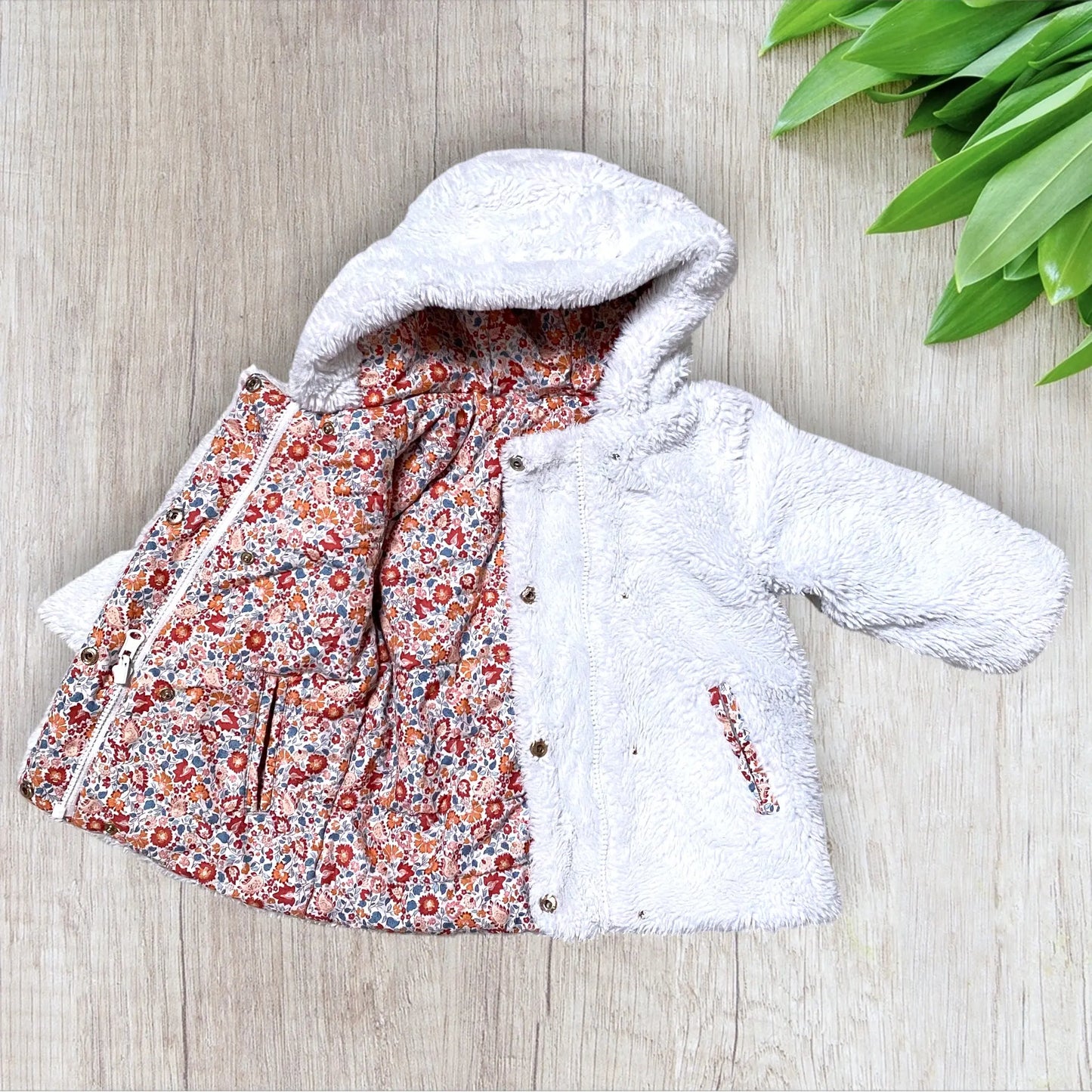 Doudoune bébé réversible Sergent Major 18 mois en fausse fourrure blanche et motif fleuri.