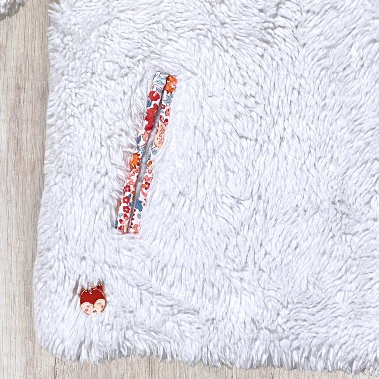 Doudoune bébé réversible Sergent Major 18 mois en fausse fourrure blanche et motif fleuri.