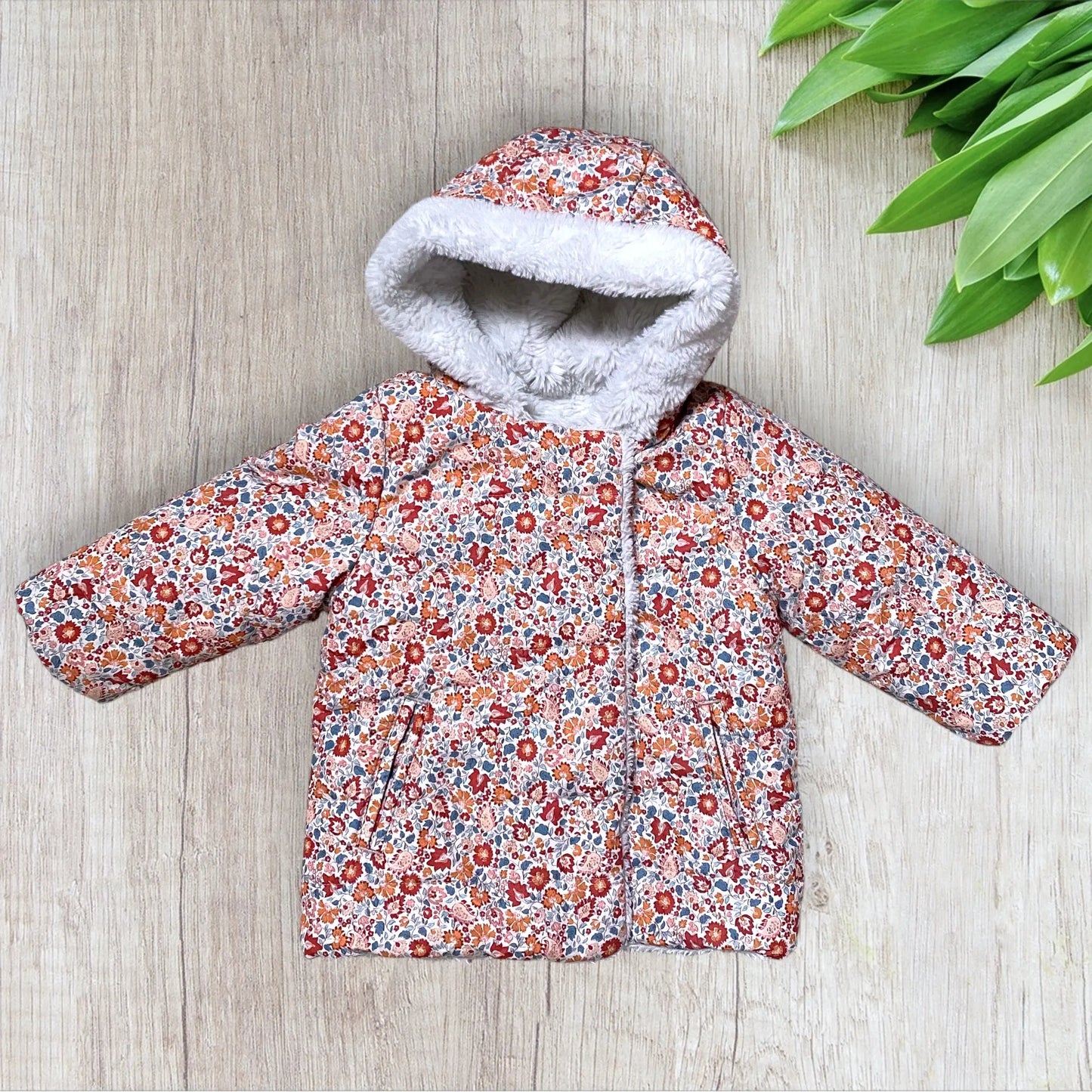 Doudoune bébé réversible Sergent Major 18 mois en fausse fourrure blanche et motif fleuri.