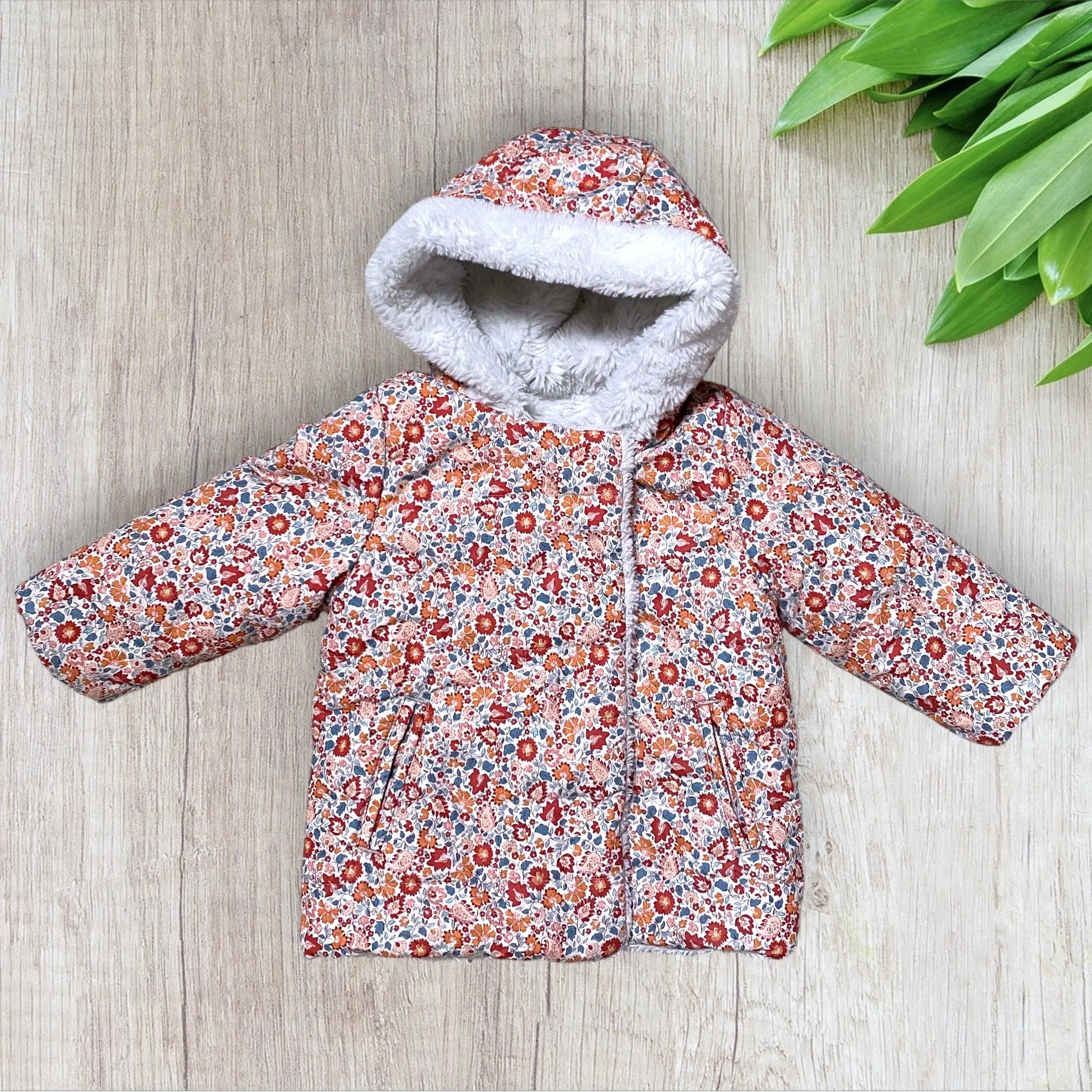 Doudoune bébé réversible Sergent Major 18 mois en fausse fourrure blanche et motif fleuri.