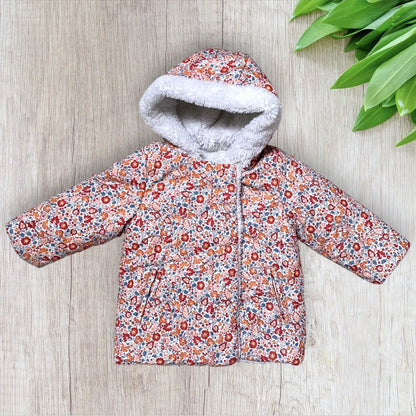 Doudoune bébé réversible Sergent Major 18 mois en fausse fourrure blanche et motif fleuri.