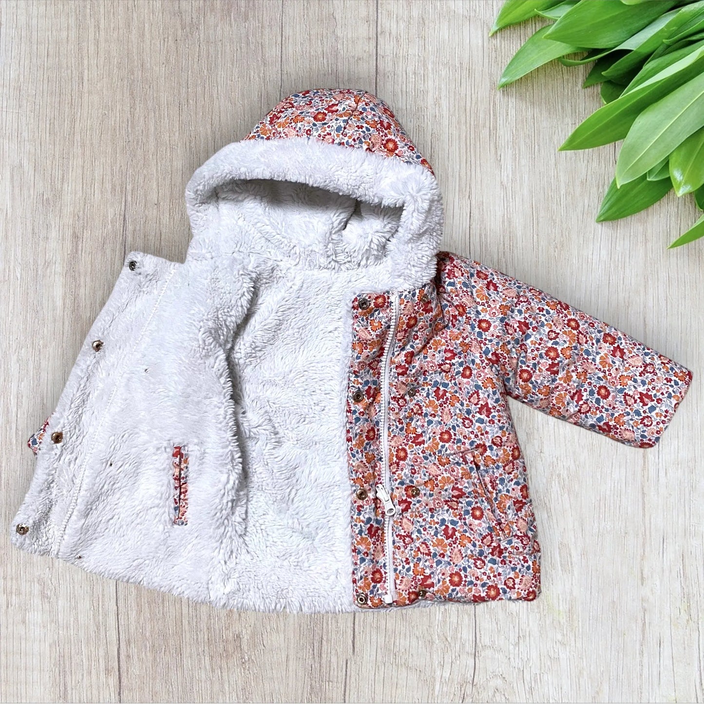 Doudoune bébé réversible Sergent Major 18 mois en fausse fourrure blanche et motif fleuri.