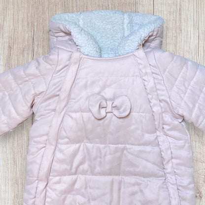 Doudoune combinaison intégrale bébé fille 18 mois La Redoute rose et blanc avec capuche et chaussons amovibles