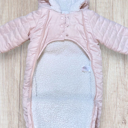Doudoune combinaison intégrale bébé fille 18 mois La Redoute rose et blanc avec capuche et chaussons amovibles