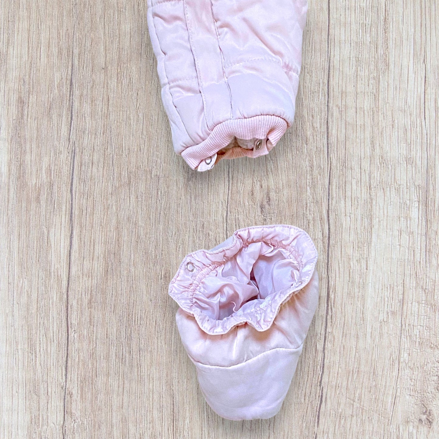 Doudoune combinaison intégrale bébé fille 18 mois La Redoute rose et blanc avec capuche et chaussons amovibles