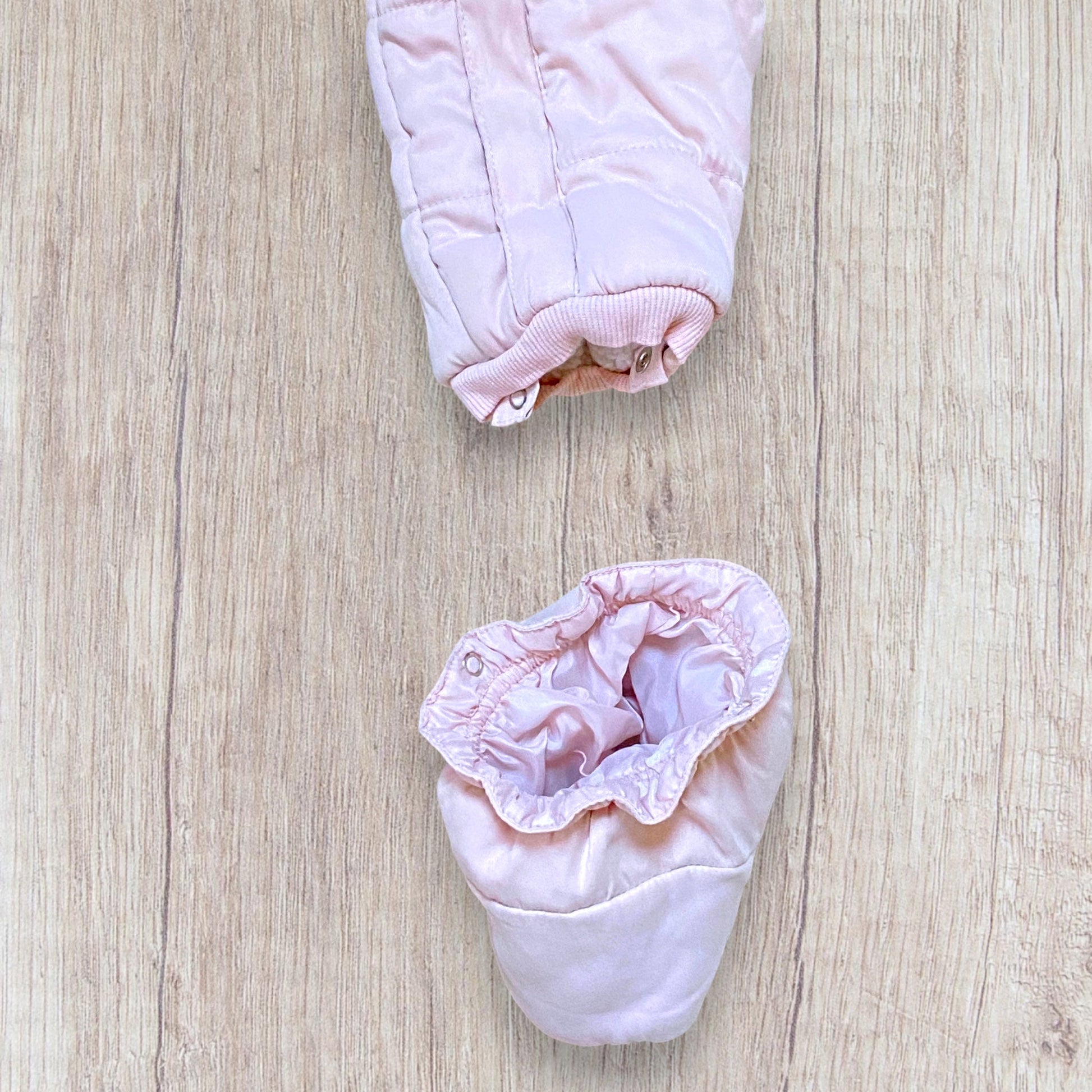 Doudoune combinaison intégrale bébé fille 18 mois La Redoute rose et blanc avec capuche et chaussons amovibles