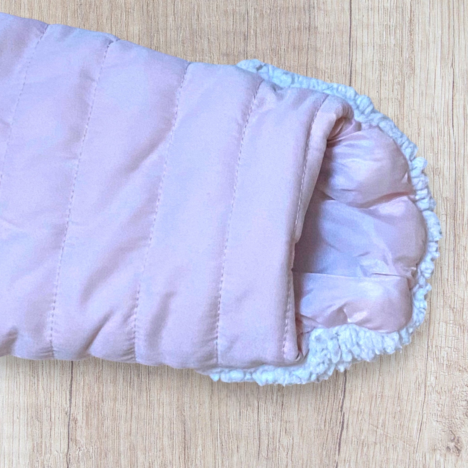 Doudoune combinaison intégrale bébé fille 18 mois La Redoute rose et blanc avec capuche et chaussons amovibles