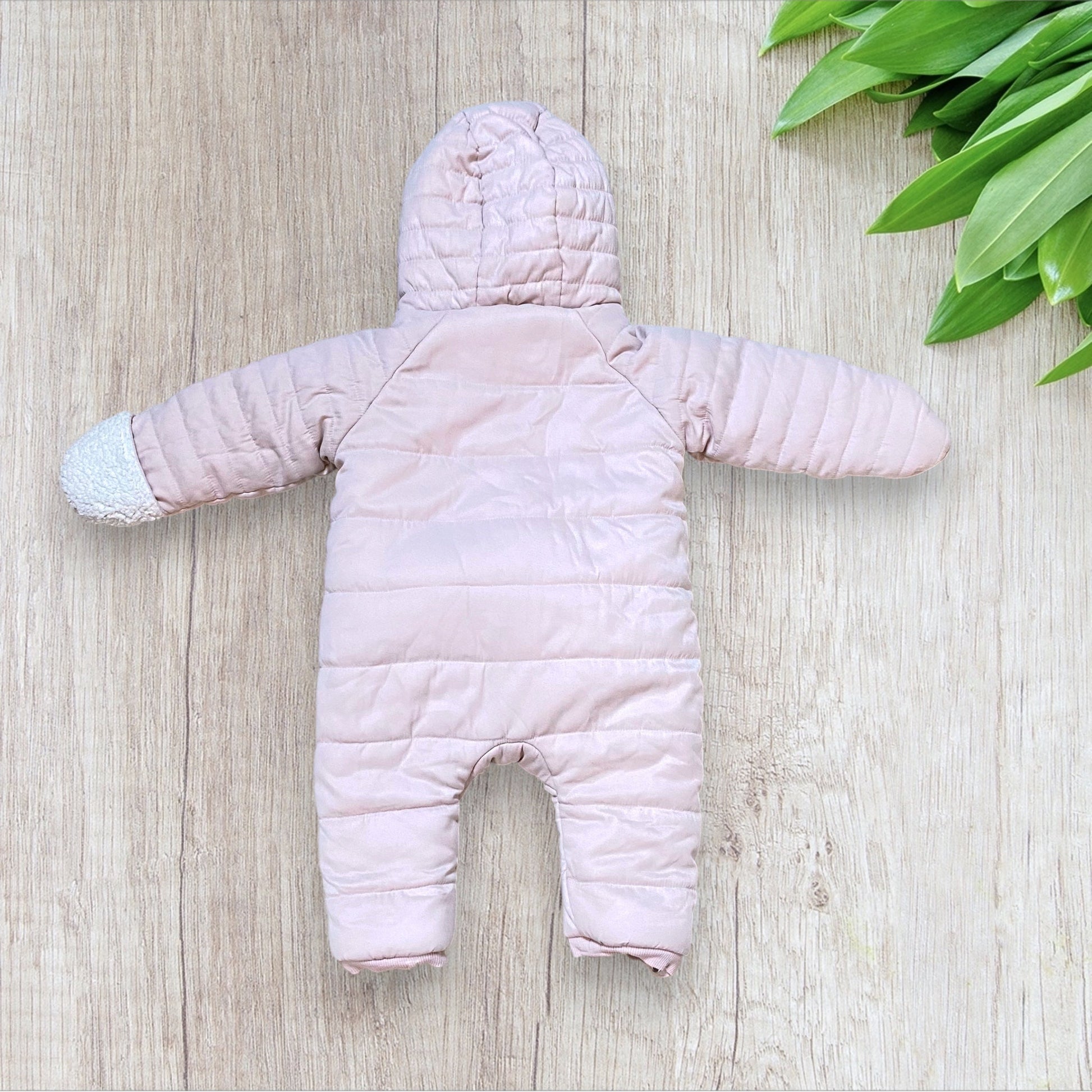 Doudoune combinaison intégrale bébé fille 18 mois La Redoute rose et blanc avec capuche et chaussons amovibles