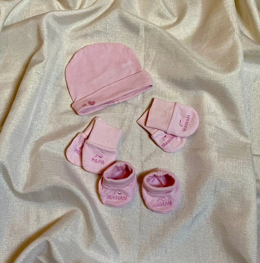 Ensemble Tendresse Rose pour Nouveau-Né : Bonnet Brodé, Gants Mignons et Chaussons Douillets la petite friperie