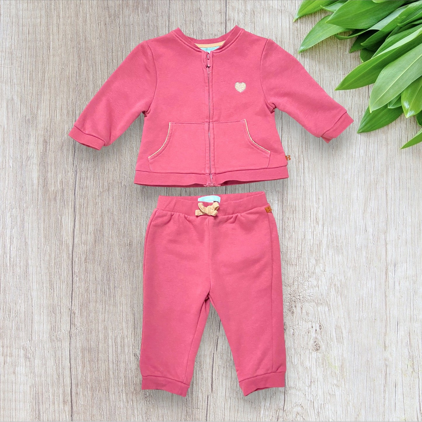 Ensemble bébé fille Obaïbi 9 mois vieux rose 3 pièces : veste, t-shirt et jogging.