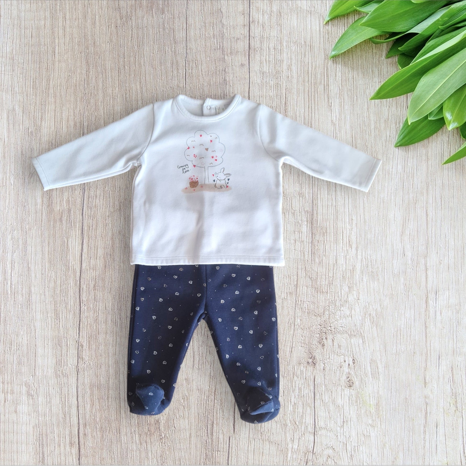 Ensemble bébé fille Orchestra 9 mois pull blanc polaire et pantalon bleu marine à motifs cœur, très bon état