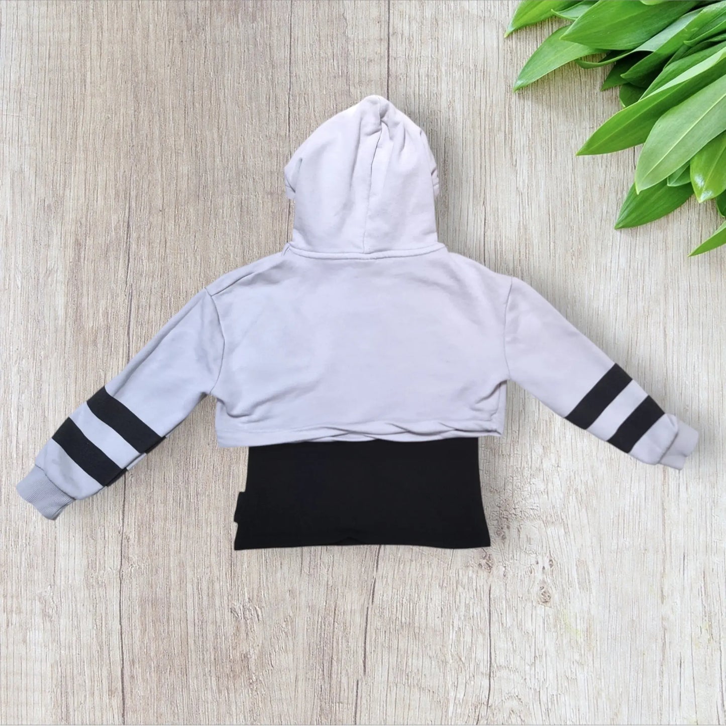 Ensemble fille Disney Mickey 7-8 ans – C&A – Sweat crop top blanc + marcel noir – Très bon état