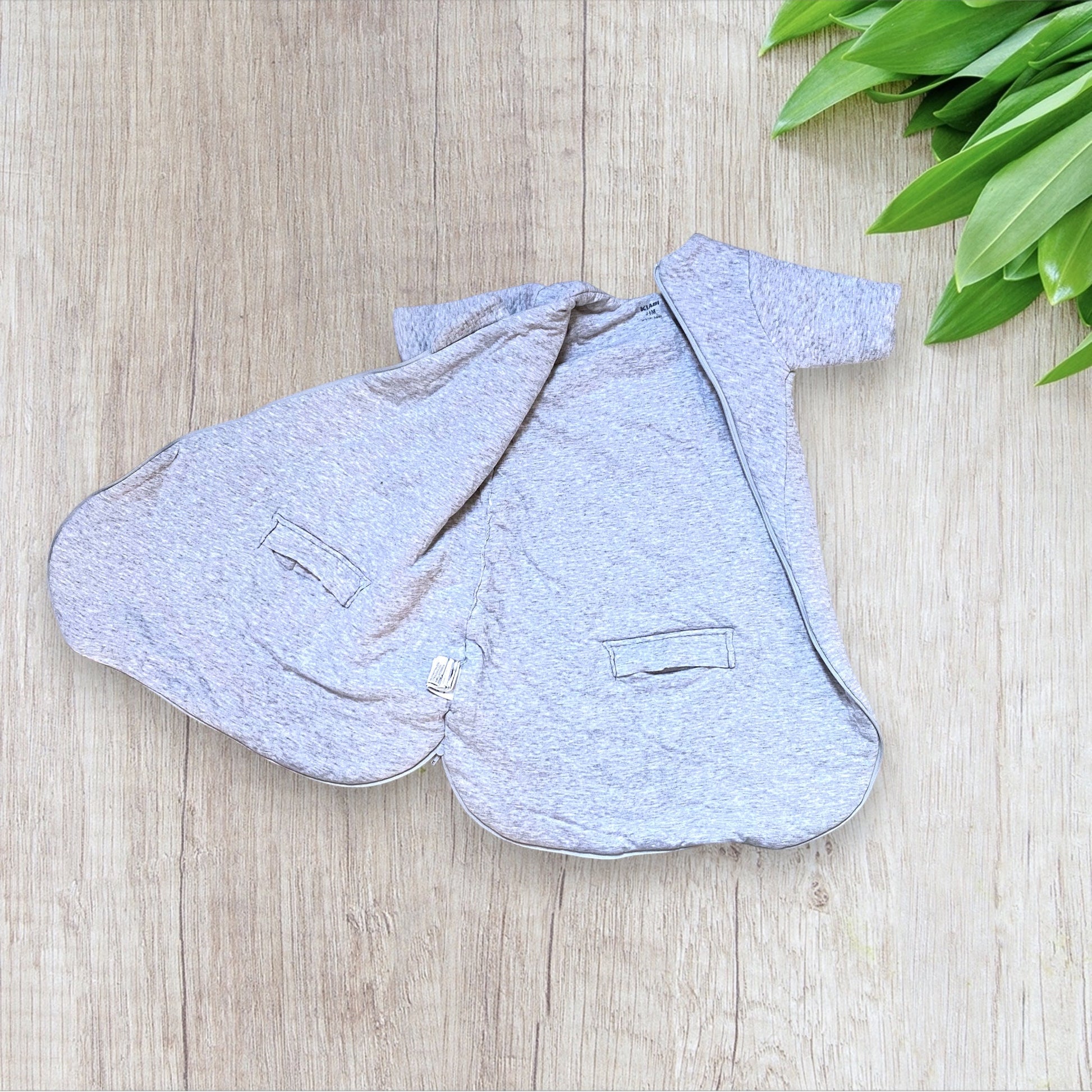 Gigoteuse bébé mixte KIABI 0-6 mois gris clair avec ouverture harnais.