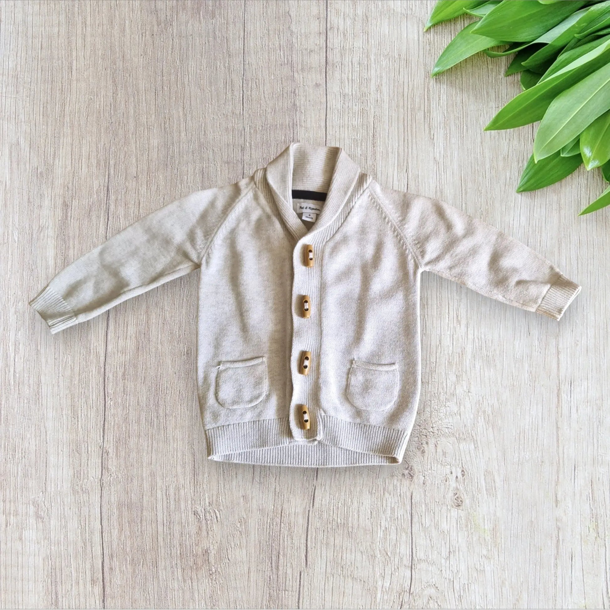 Gilet bébé garçon Pat & Ripaton 6 mois crème avec col V et boutons marron clair, très bon état