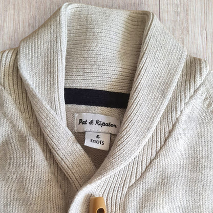 Gilet bébé garçon Pat & Ripaton 6 mois crème avec col V et boutons marron clair, très bon état