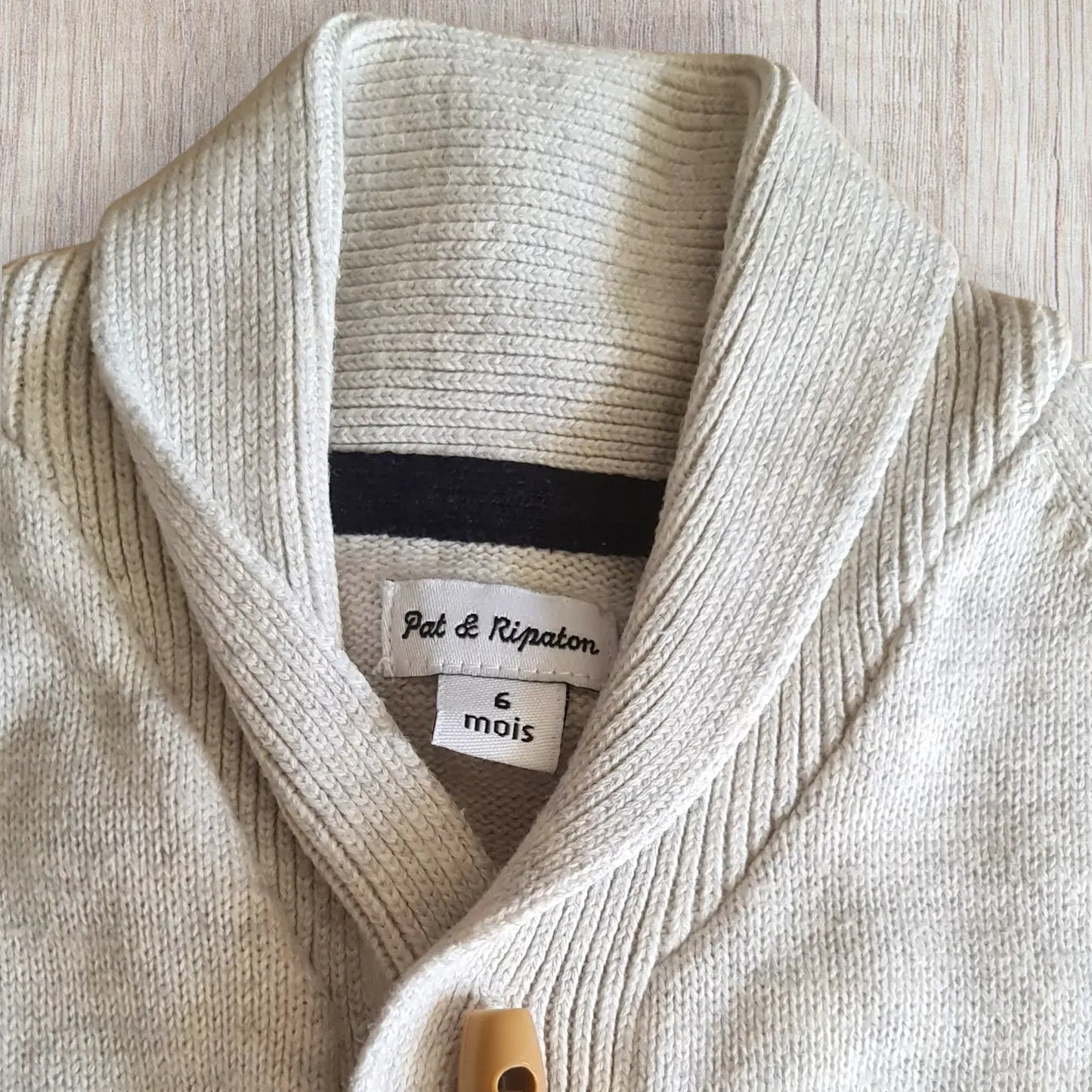 Gilet bébé garçon Pat & Ripaton 6 mois crème avec col V et boutons marron clair, très bon état