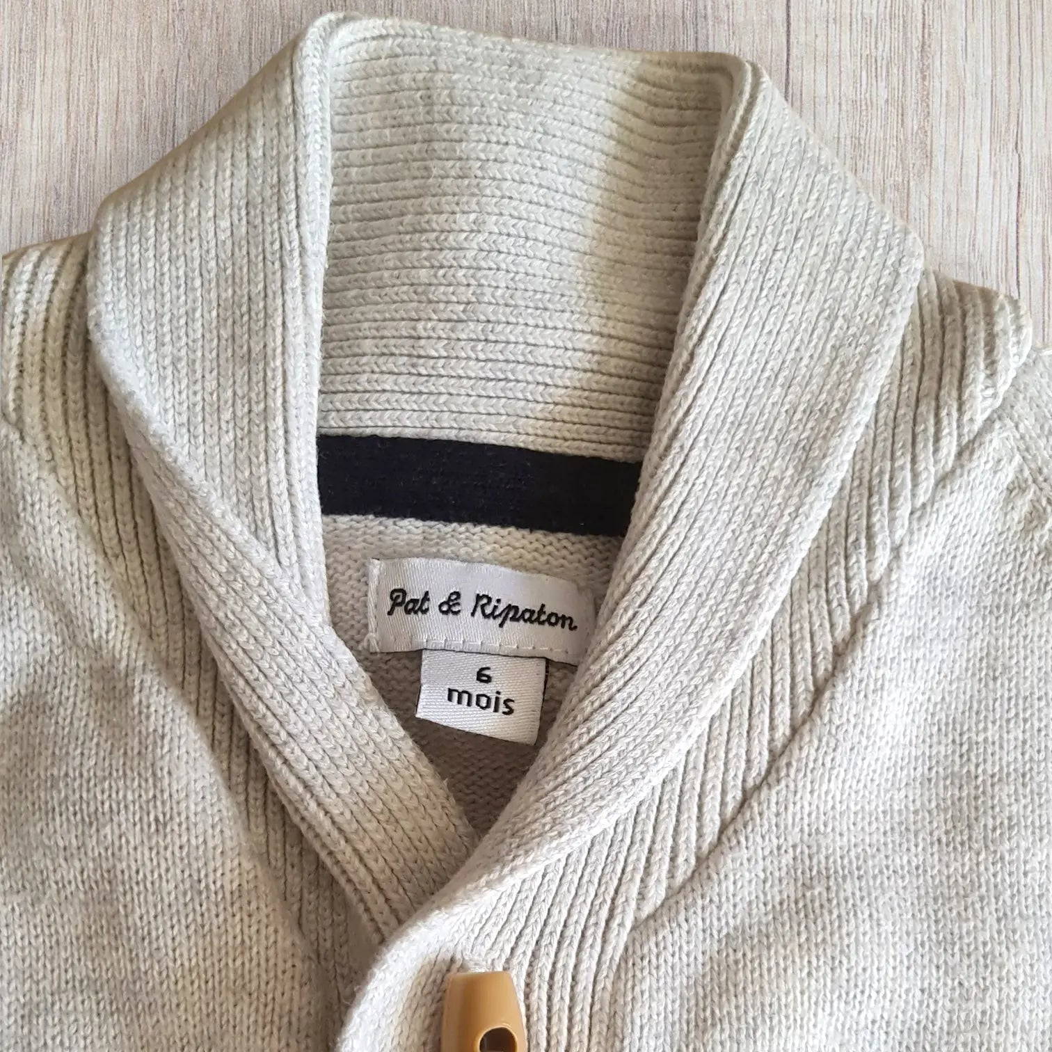 Gilet bébé garçon Pat & Ripaton 6 mois crème avec col V et boutons marron clair, très bon état