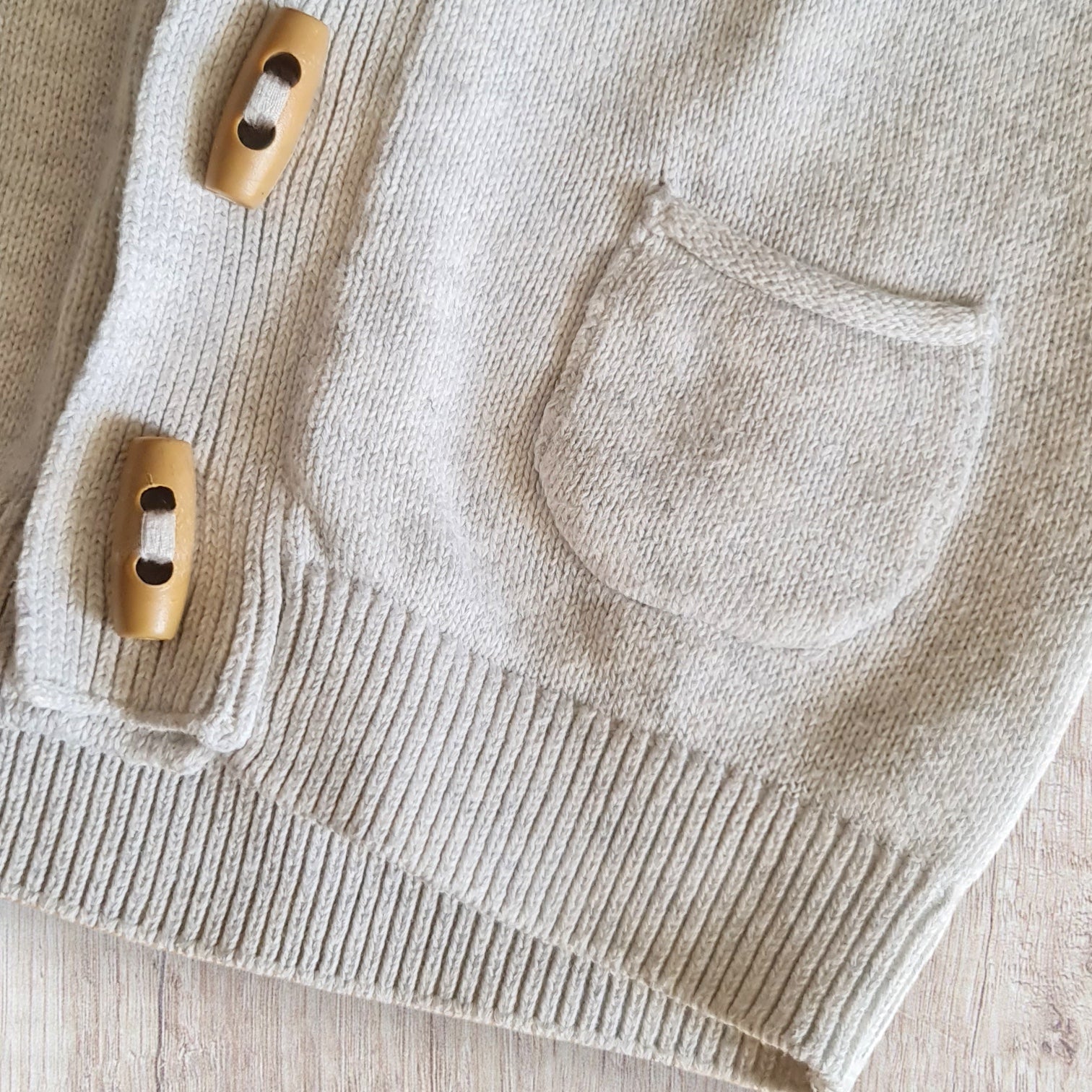 Gilet bébé garçon Pat & Ripaton 6 mois crème avec col V et boutons marron clair, très bon état