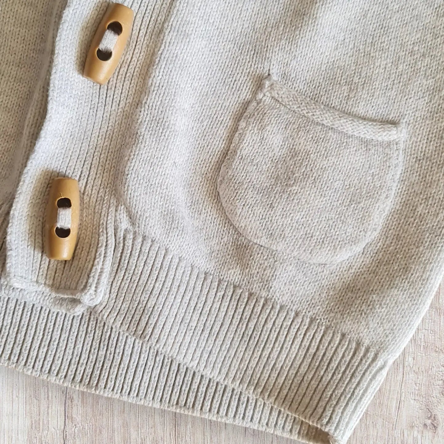 Gilet bébé garçon Pat & Ripaton 6 mois crème avec col V et boutons marron clair, très bon état