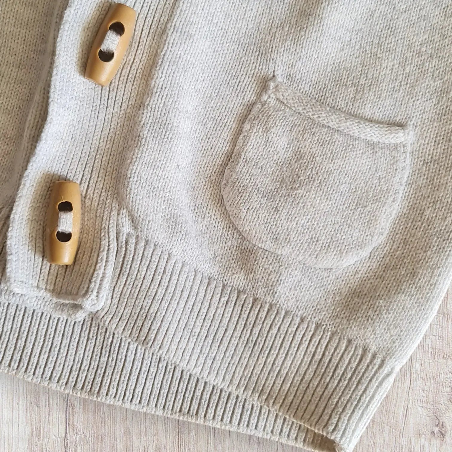 Gilet bébé garçon Pat & Ripaton 6 mois crème avec col V et boutons marron clair, très bon état