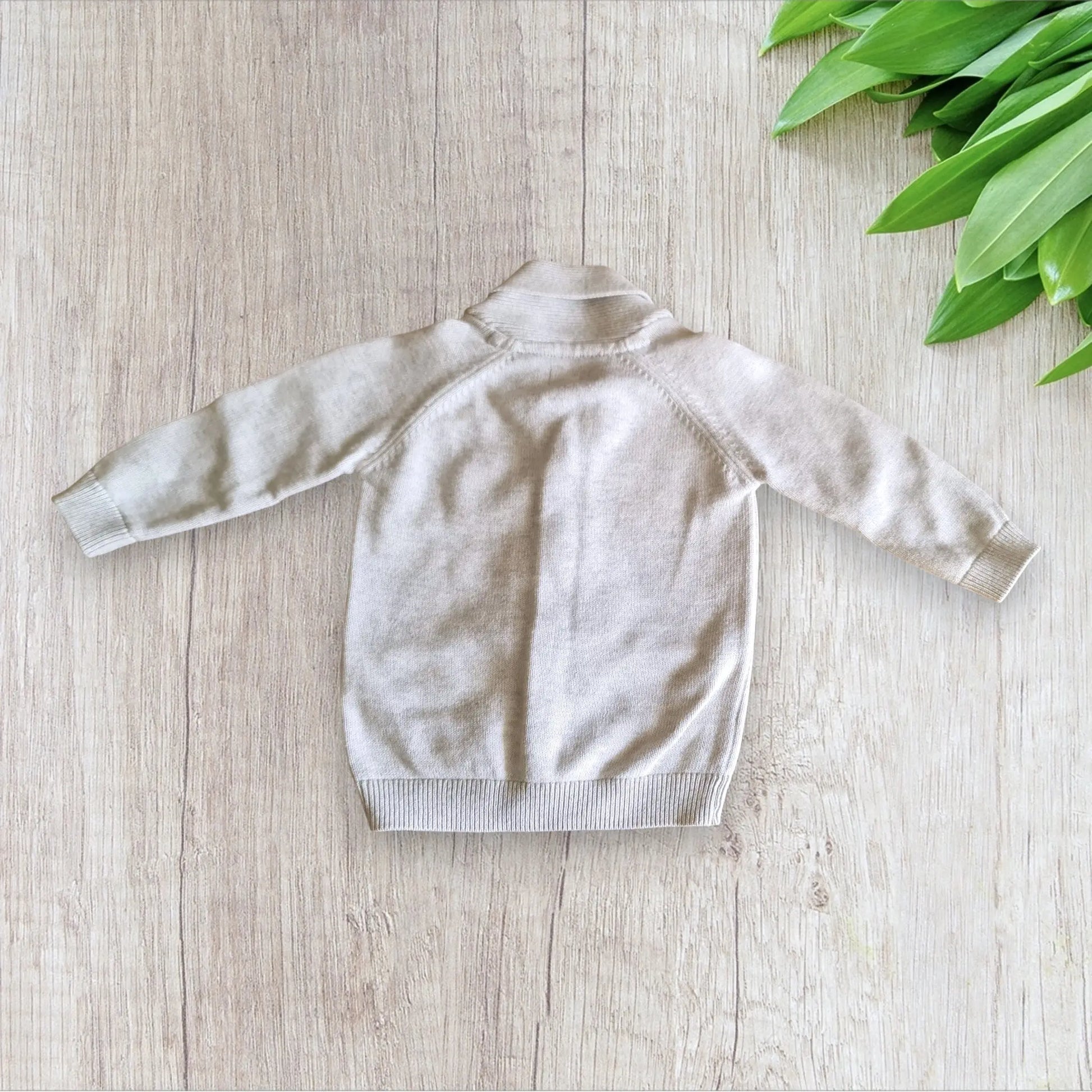 Gilet bébé garçon Pat & Ripaton 6 mois crème avec col V et boutons marron clair, très bon état