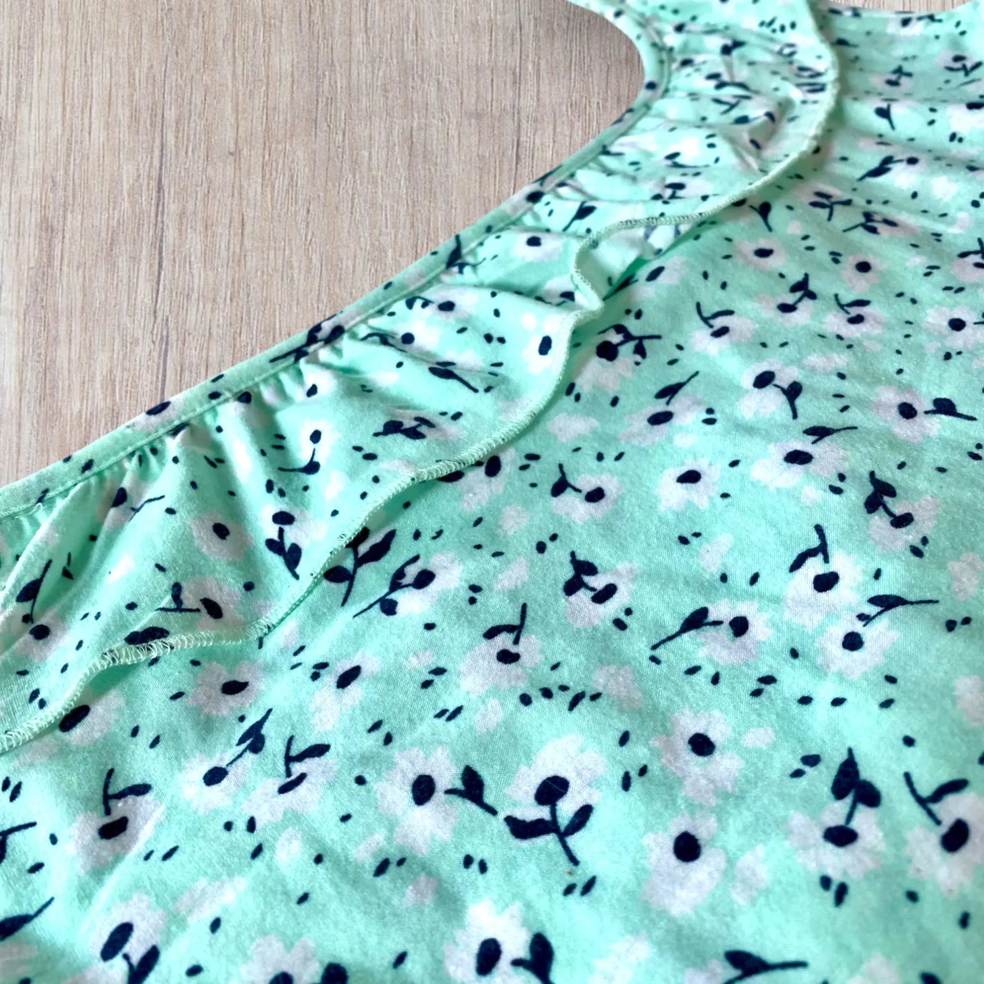 Haut Asymétrique à Volants - Taille L - Imprimé Fleuri Turquoise districenter
