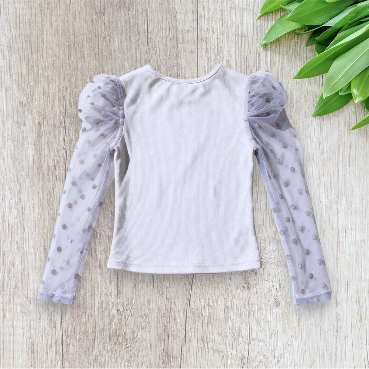 Haut fille Shein 8 ans blanc avec manches longues transparentes en tulle à pois en relief.