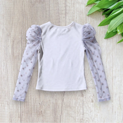 Haut fille Shein 8 ans blanc avec manches longues transparentes en tulle à pois en relief.