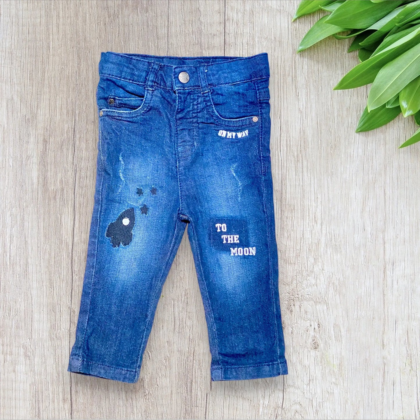 Jean bébé garçon Orchestra 9 mois bleu effet usé avec broderies fusée et étoiles.