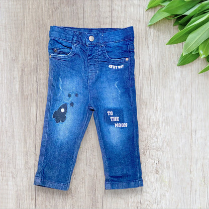 Jean bébé garçon Orchestra 9 mois bleu effet usé avec broderies fusée et étoiles.