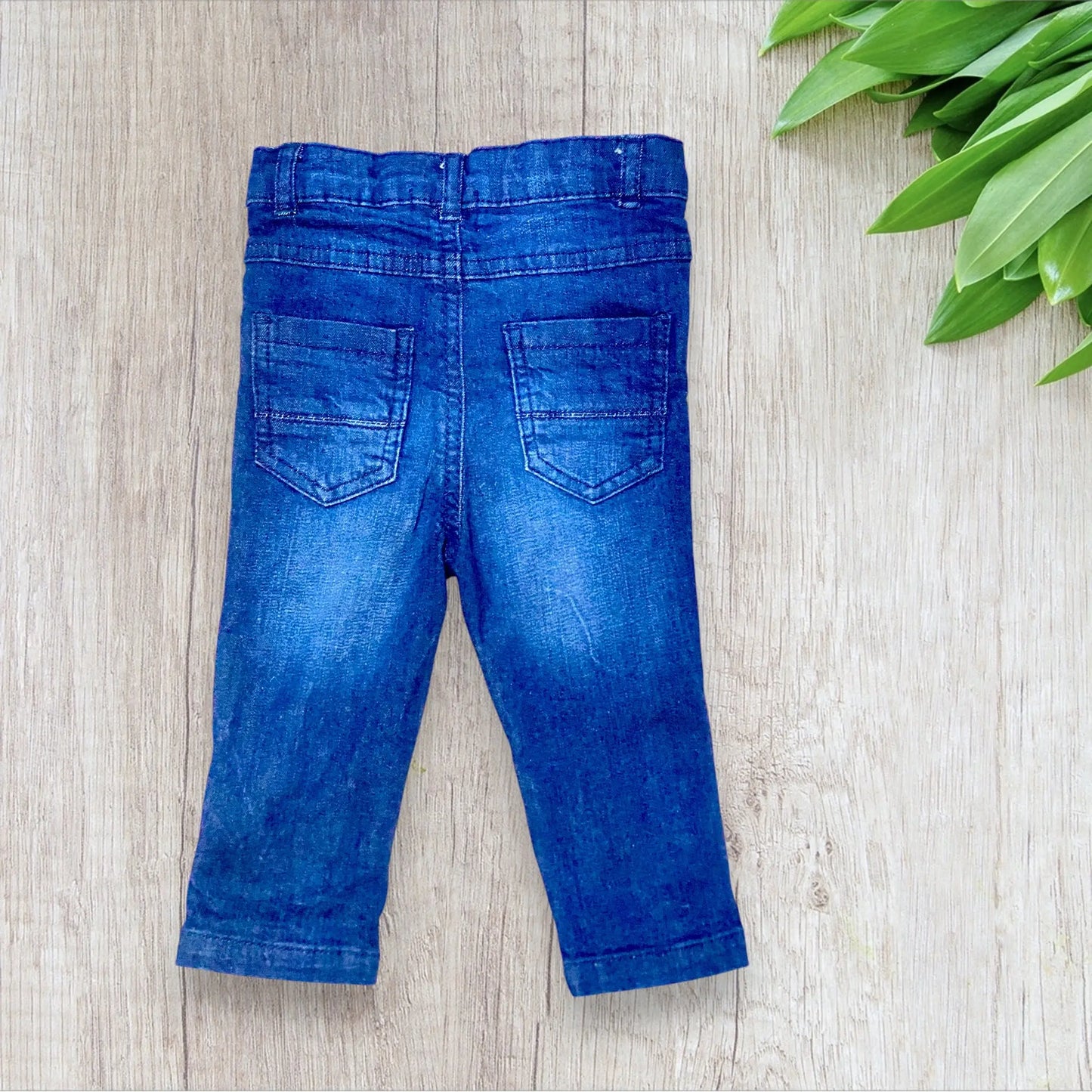 Jean bébé garçon Orchestra 9 mois bleu effet usé avec broderies fusée et étoiles.