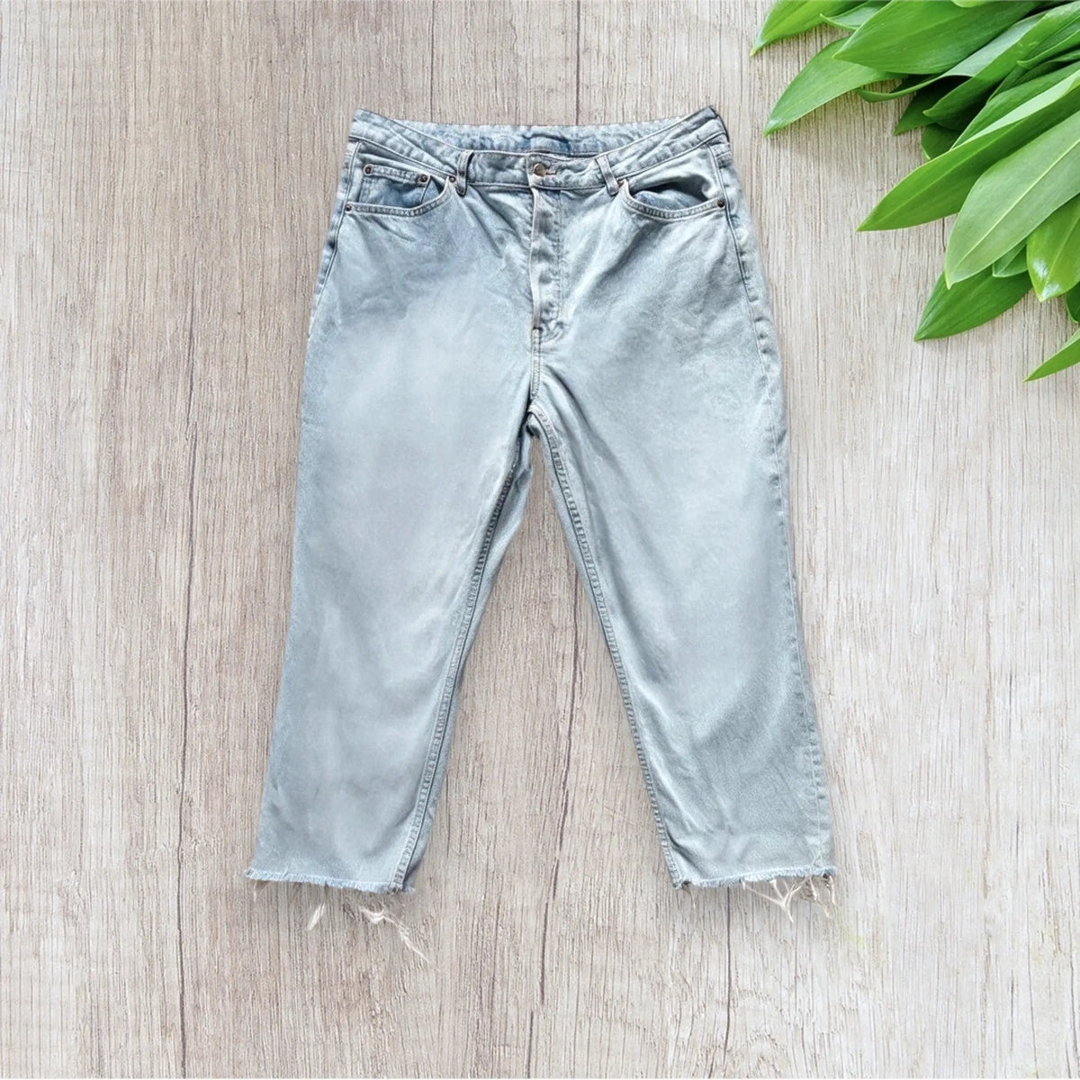 Jean boyfriend pantacourt femme H&M taille 48 en denim bleu clair délavé avec ourlets effilochés.