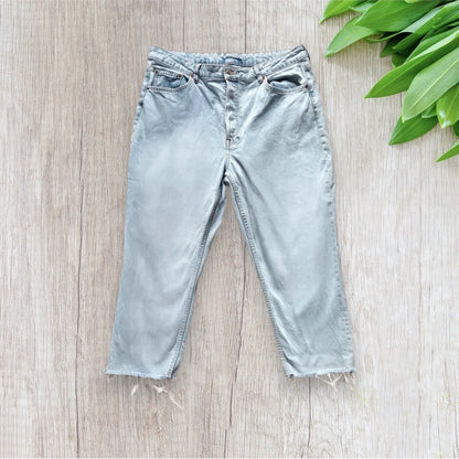Jean boyfriend pantacourt femme H&M taille 48 en denim bleu clair délavé avec ourlets effilochés.