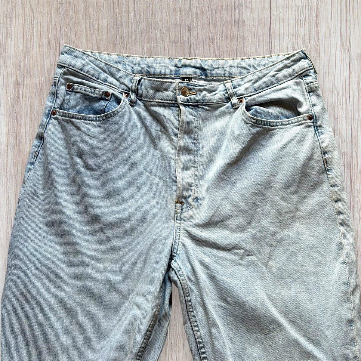 Jean boyfriend pantacourt femme H&M taille 48 en denim bleu clair délavé avec ourlets effilochés.