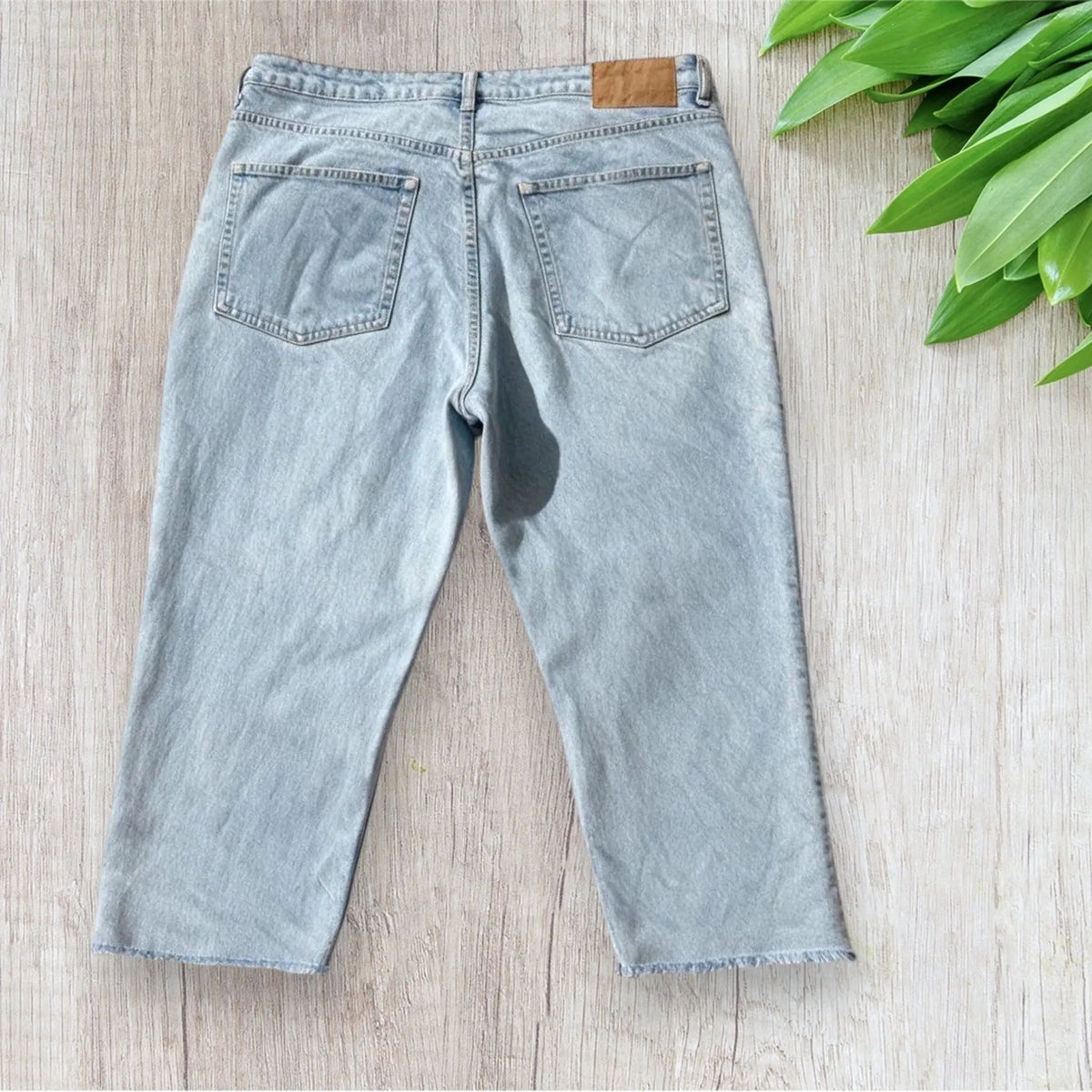 Jean boyfriend pantacourt femme H&M taille 48 en denim bleu clair délavé avec ourlets effilochés.