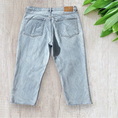 Jean boyfriend pantacourt femme H&M taille 48 en denim bleu clair délavé avec ourlets effilochés.