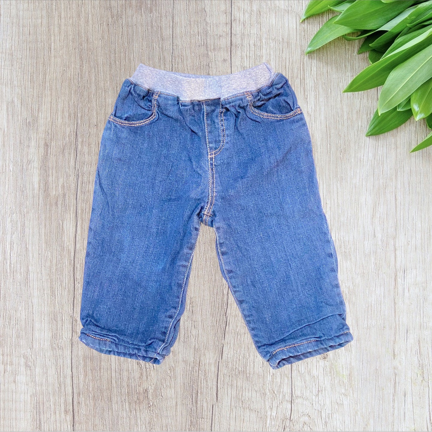 Jean doublé bébé Bout’chou 9 mois bleu jean mixte avec intérieur jogging gris et taille élastique.