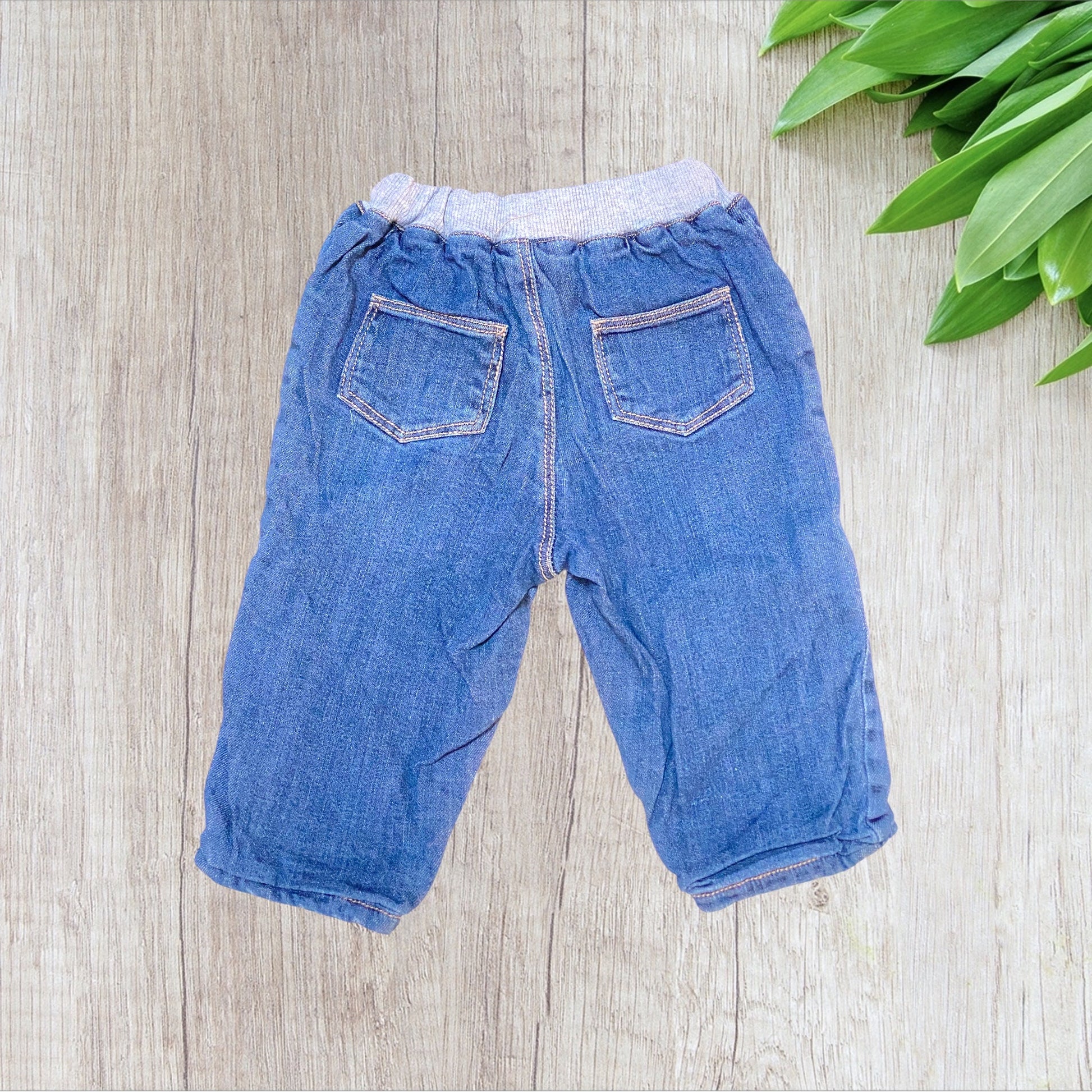 Jean doublé bébé Bout’chou 9 mois bleu jean mixte avec intérieur jogging gris et taille élastique.