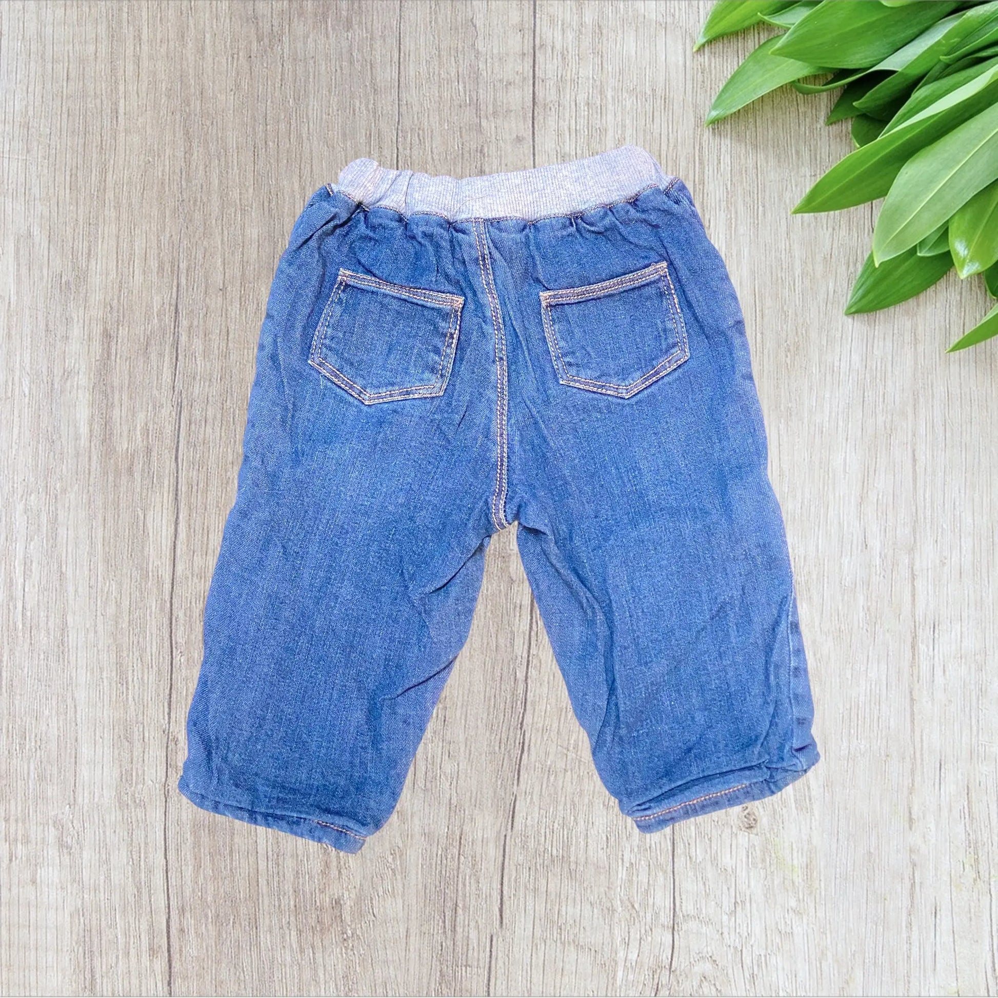 Jean doublé bébé Bout’chou 9 mois bleu jean mixte avec intérieur jogging gris et taille élastique.