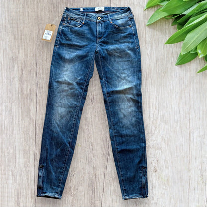Jean femme Le Temps des Cerises taille 34 bleu slim effet délavé avec zips aux chevilles.