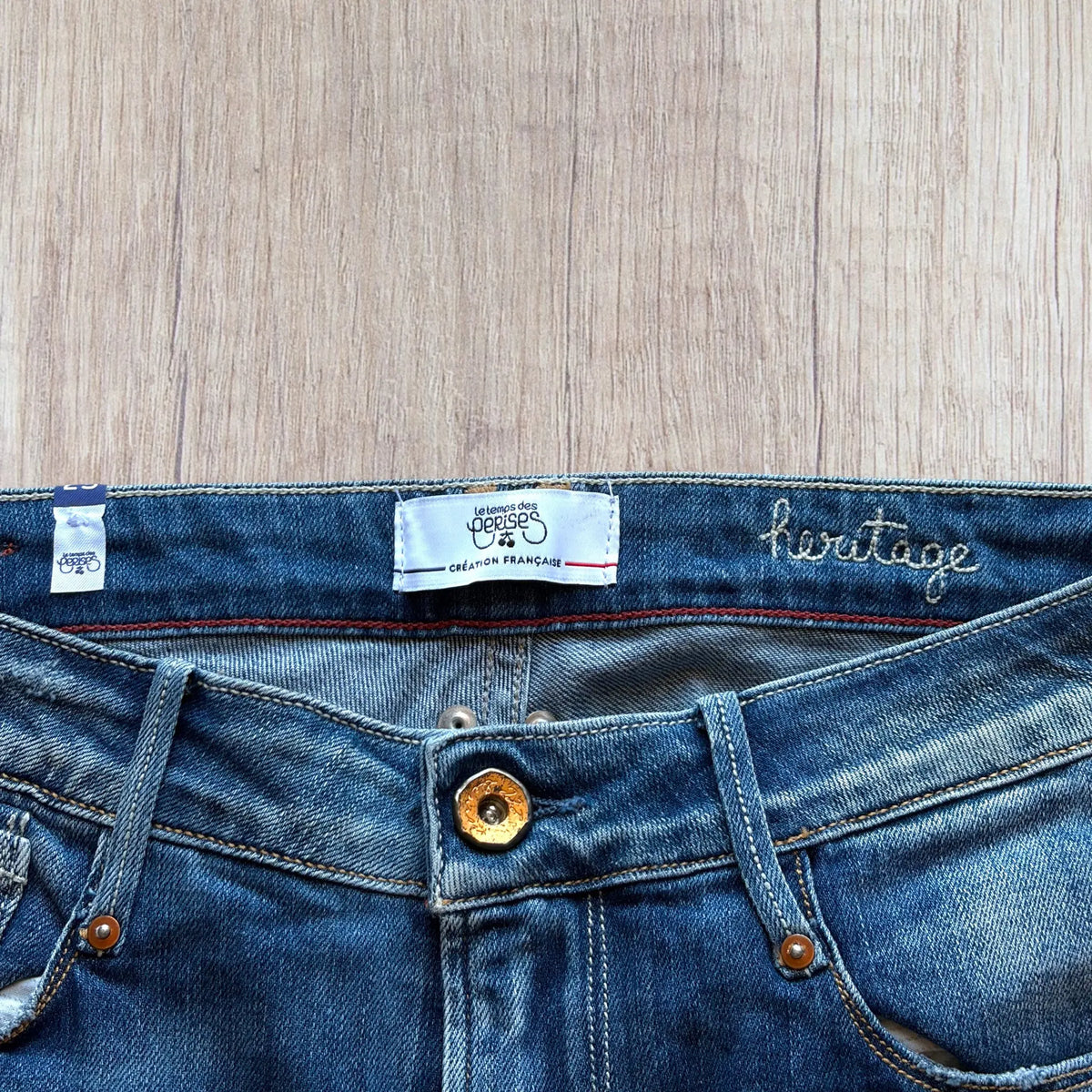 Jean femme Le Temps des Cerises taille 34 bleu slim effet délavé avec zips aux chevilles.